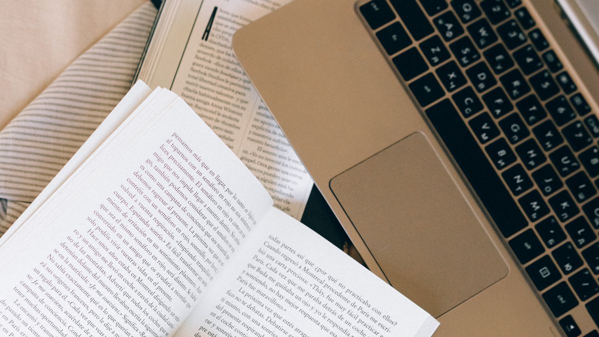 Aprender alemán online con portátil y libros