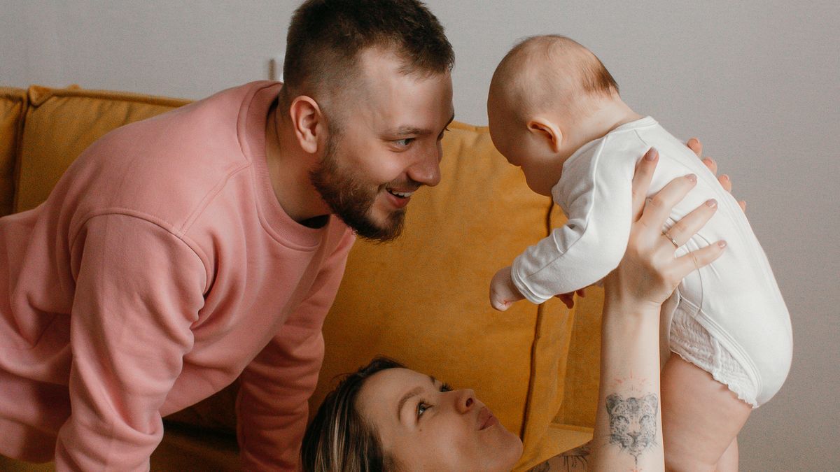 Familia feliz con un bebé