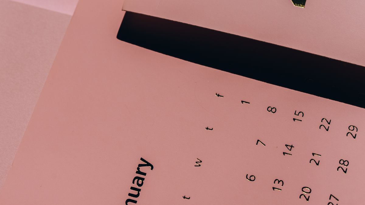Calendario semanal sobre una mesa