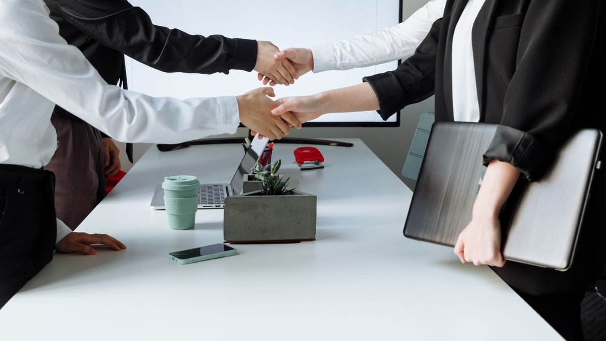 Personas dándose la mano en agradecimiento