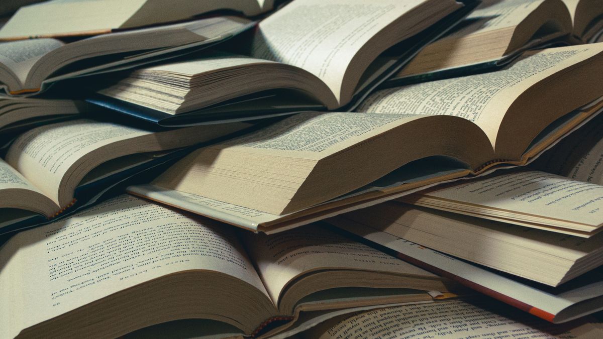 Libros abiertos apilados